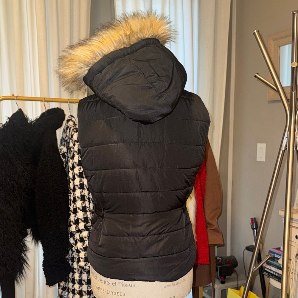 Love Tree Women’s Black Quilted Puffy Vest Removable Faux Fur Trim Hood Medium - Picture 11 of 17